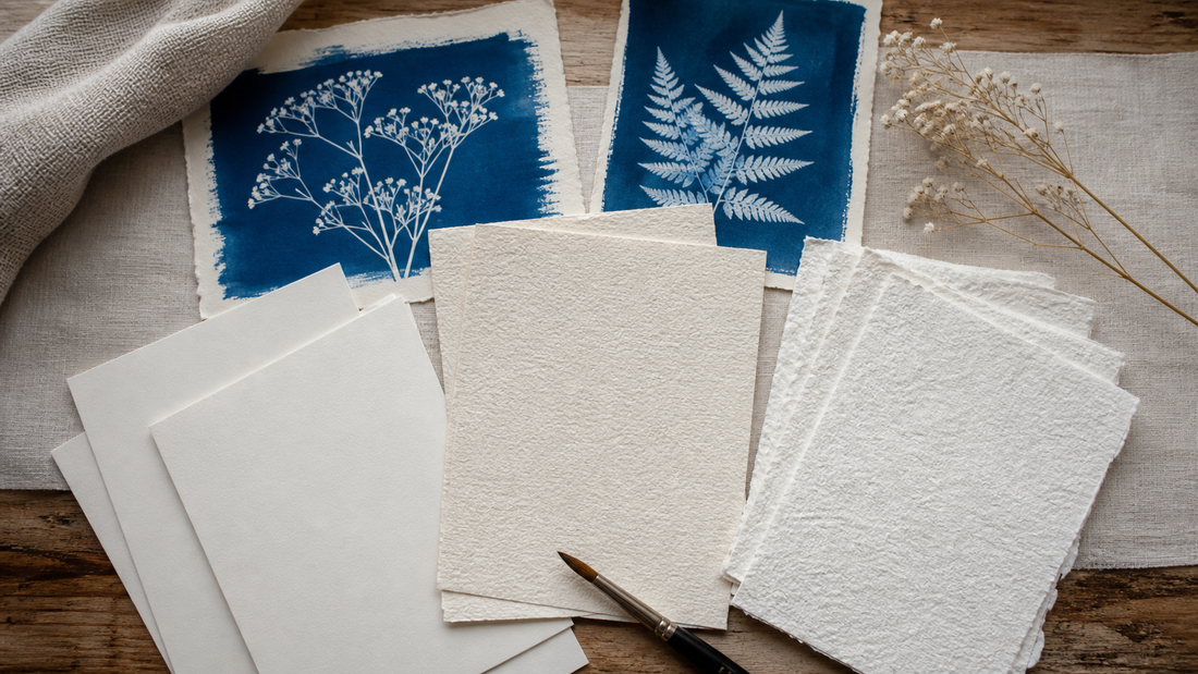 Verschillende aquarelpapiersoorten met botanische cyanotype proefafdrukken