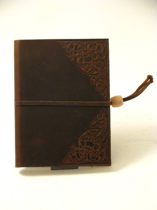 Calve's Leather Sketchbook - 16,5 x 12 cm - Gebosseleerde Hoeken - lange vetersluiting